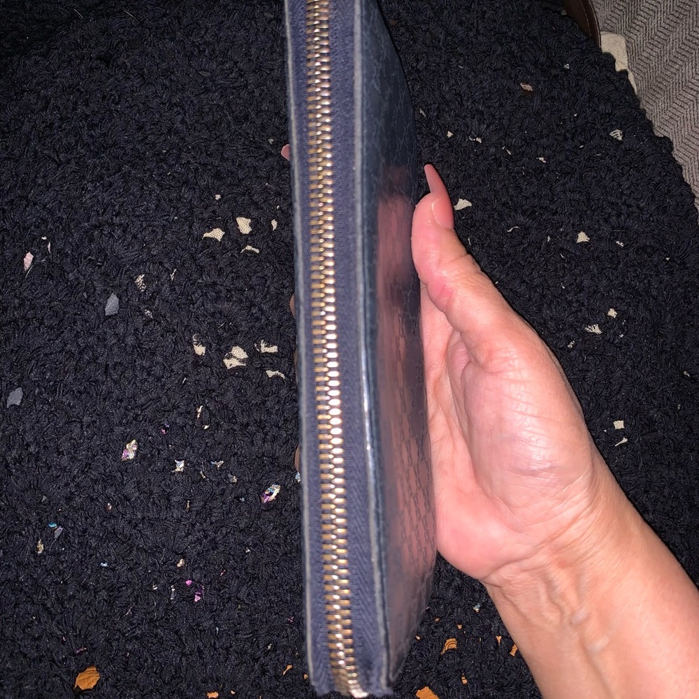Gucci Dark Blue Embossed GG Zip Wallet - Picture 2 of 7